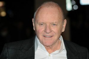 anthony-hopkins:-„privesc-in-urma-si-imi-amintesc-de-acel-copil-sarman-si-ma-intreb:-cum-s-au-intamplat-toate-acestea?
