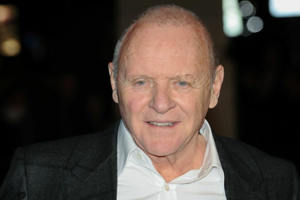 anthony-hopkins:-„privesc-in-urma-si-imi-amintesc-de-acel-copil-sarman-si-ma-intreb:-cum-s-au-intamplat-toate-acestea?