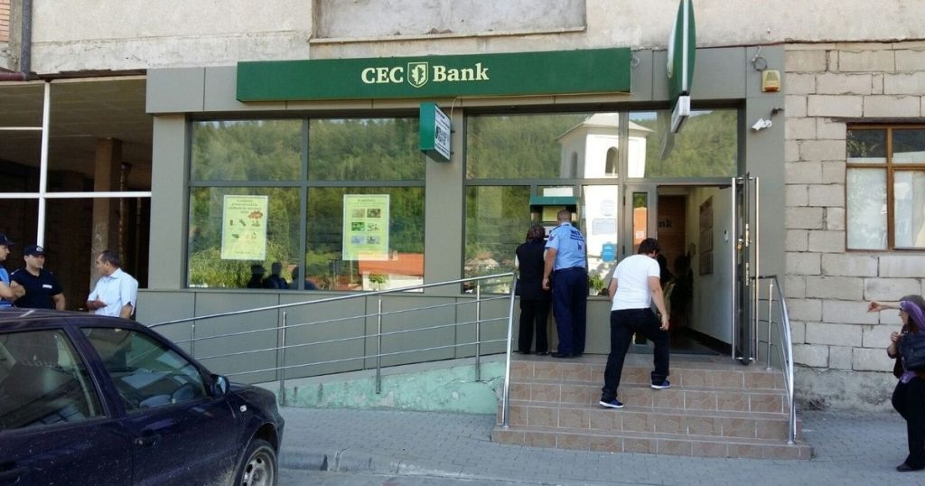 un-paznic-de-la-cec-bank-ar-fi-furat-banii-din-agentie-ca-sa-joace-la-pacanele.-lupul-paznic-la-oi