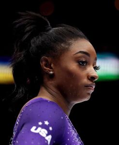 simone-biles-a-apelat-la-bisturiu.-fanii,-provocati-sa-ghiceasca-operatiile