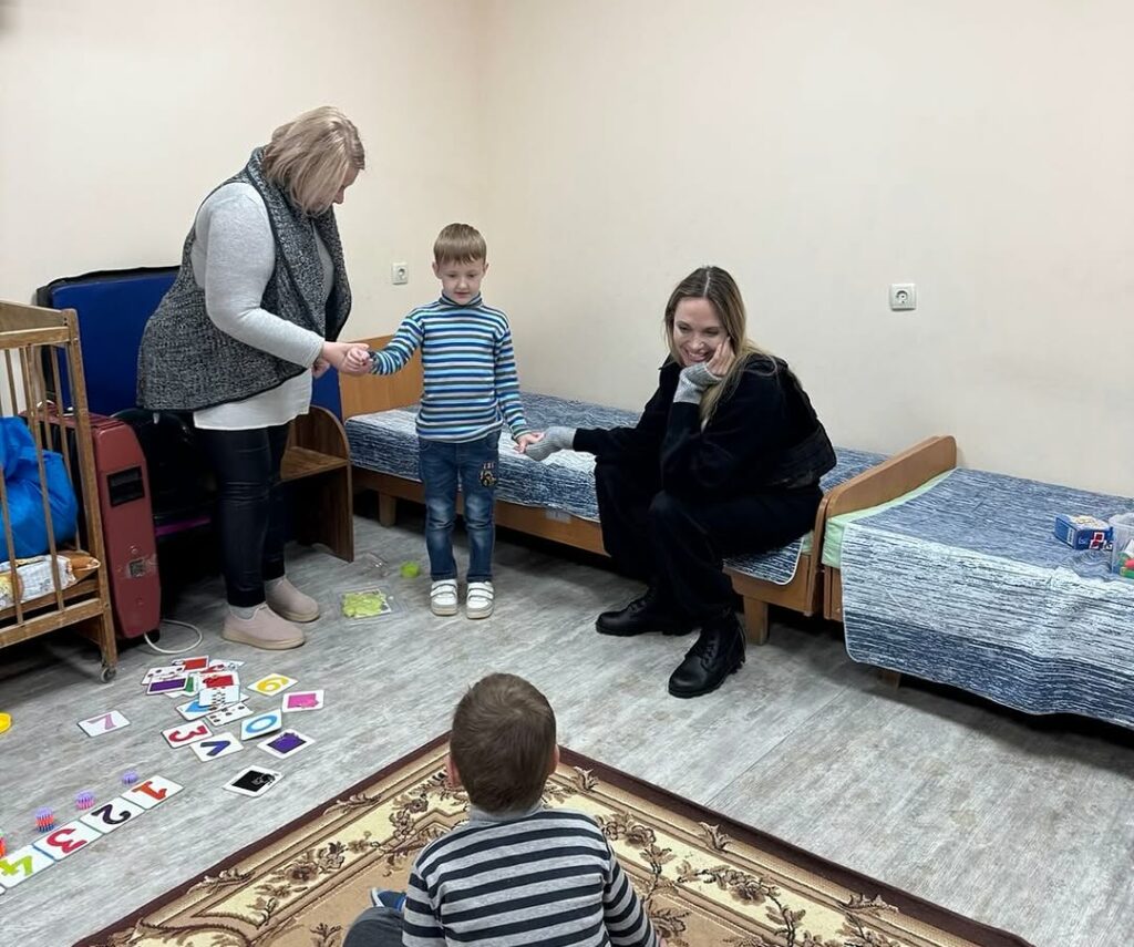 o-drona-ruseasca-a-zburat-deasupra-angelinei-jolie-in-timpul-vizitei-sale-in-ucraina