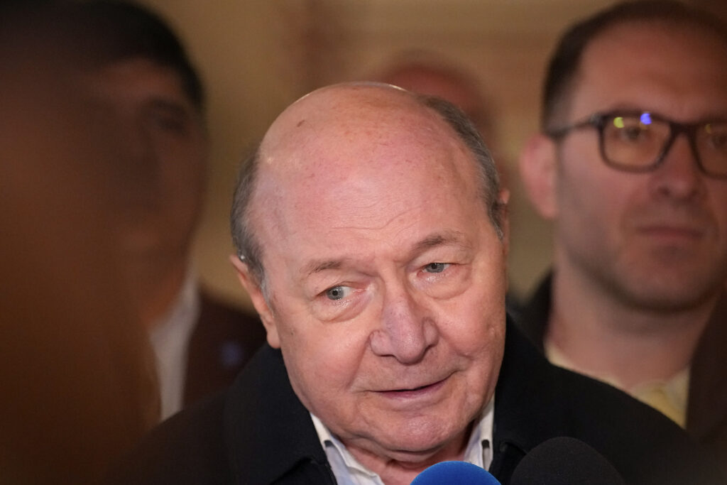 traian-basescu-despre-coruptia-din-aparare:-ma-tem-ca-se-vor-pierde-multe-contracte-si-multi-bani