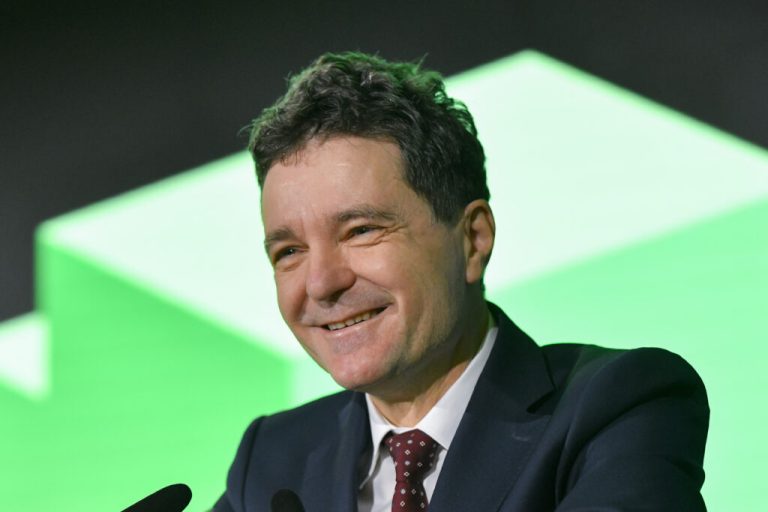 nicusor-dan:-noi,-romanii,-avem-boala-de-a-transforma-multe-lucruri-vii-in-sabloane