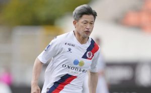 cel-mai-varstnic-fotbalist-profesionist-din-lume,-semneaza-pentru-inca-un-sezon:-ce-varsta-are-„king-kazu”