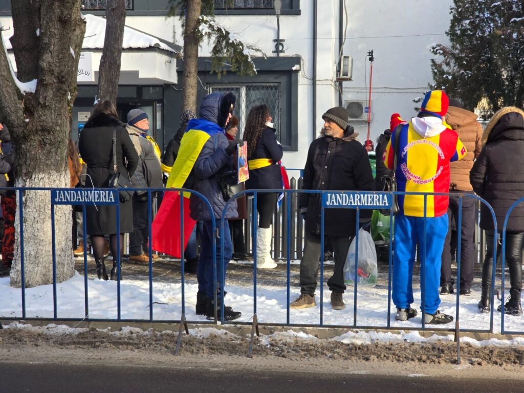 zeci-de-oameni-il-asteapta-pe-calin-georgescu-la-politia-buftea.-foto,-video